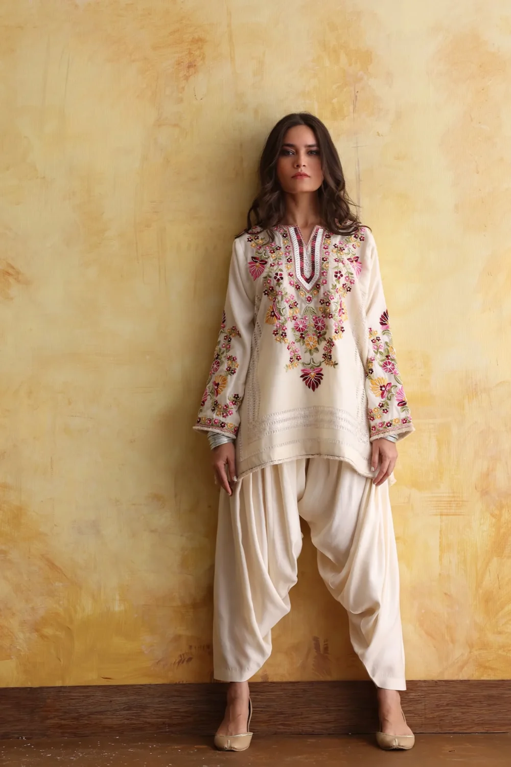 "✨Floréva-Kurta-Close-Up-Embroidery"