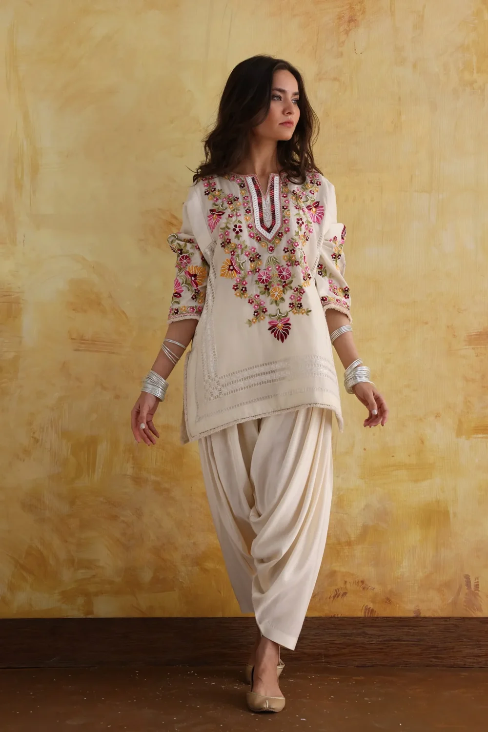 "✨Floréva-Kurta-Close-Up-Embroidery"