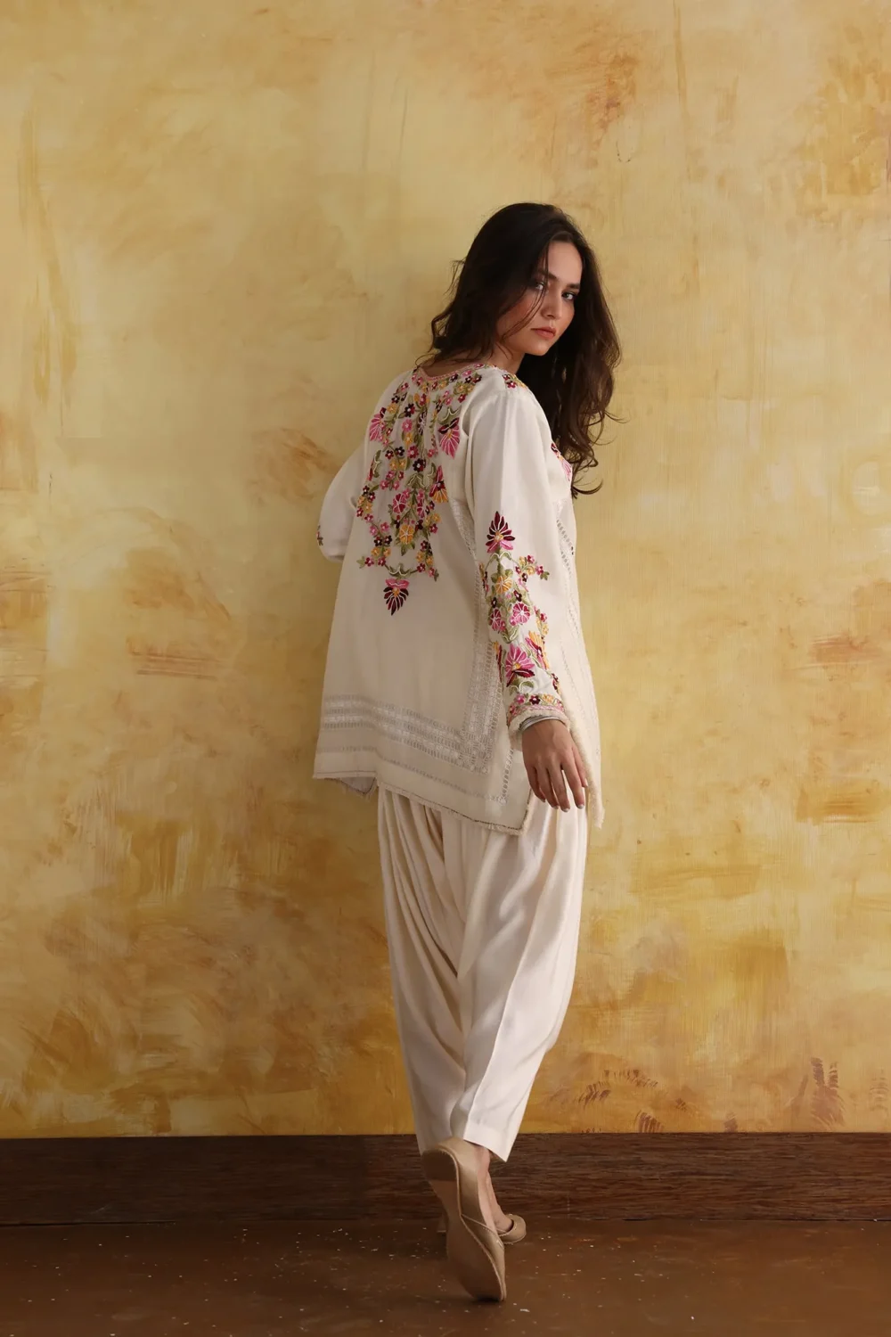 "✨Floréva-Kurta-Close-Up-Embroidery"