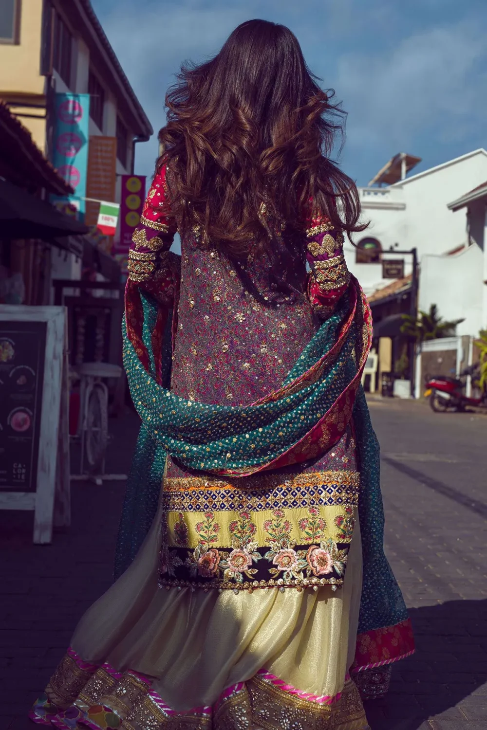 Pakistani mehndi lehenga back view — teal dupatta with scalloped border, Resham rosette hemline, HBO Multan