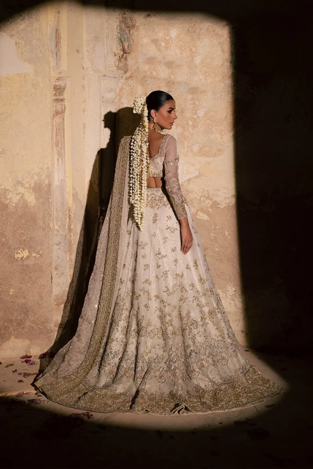 ivory-lehenga-back-view-open-back-choli-zari-net-dupatta-nikkah-bridal-hammad-bespoke-official.webp Sahn Lumis