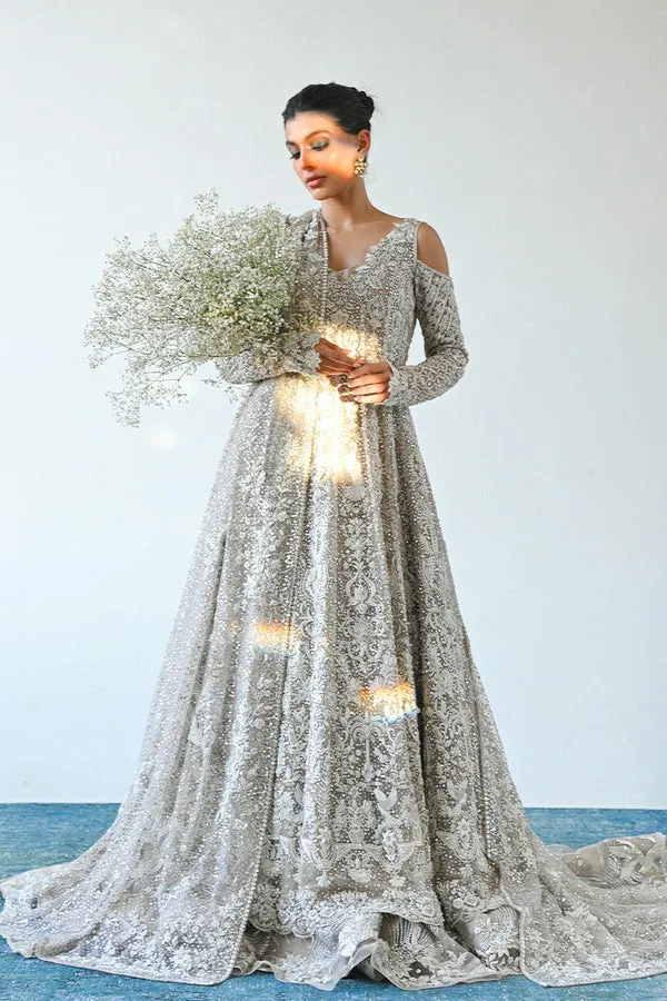 SANIAMASKTAIYA20grey-lehenga-full-length-tulle-peshwas-brocade-skirt-walima-bridal-hammad-bespoke-official.webp24BRIDALS-4933_8f0675a6-b0d5-471a-a50e-44306cafb068 grey lehenga tulle peshwas Aari Zardozi hand embroidered walima bridal Hammad Bespoke Official