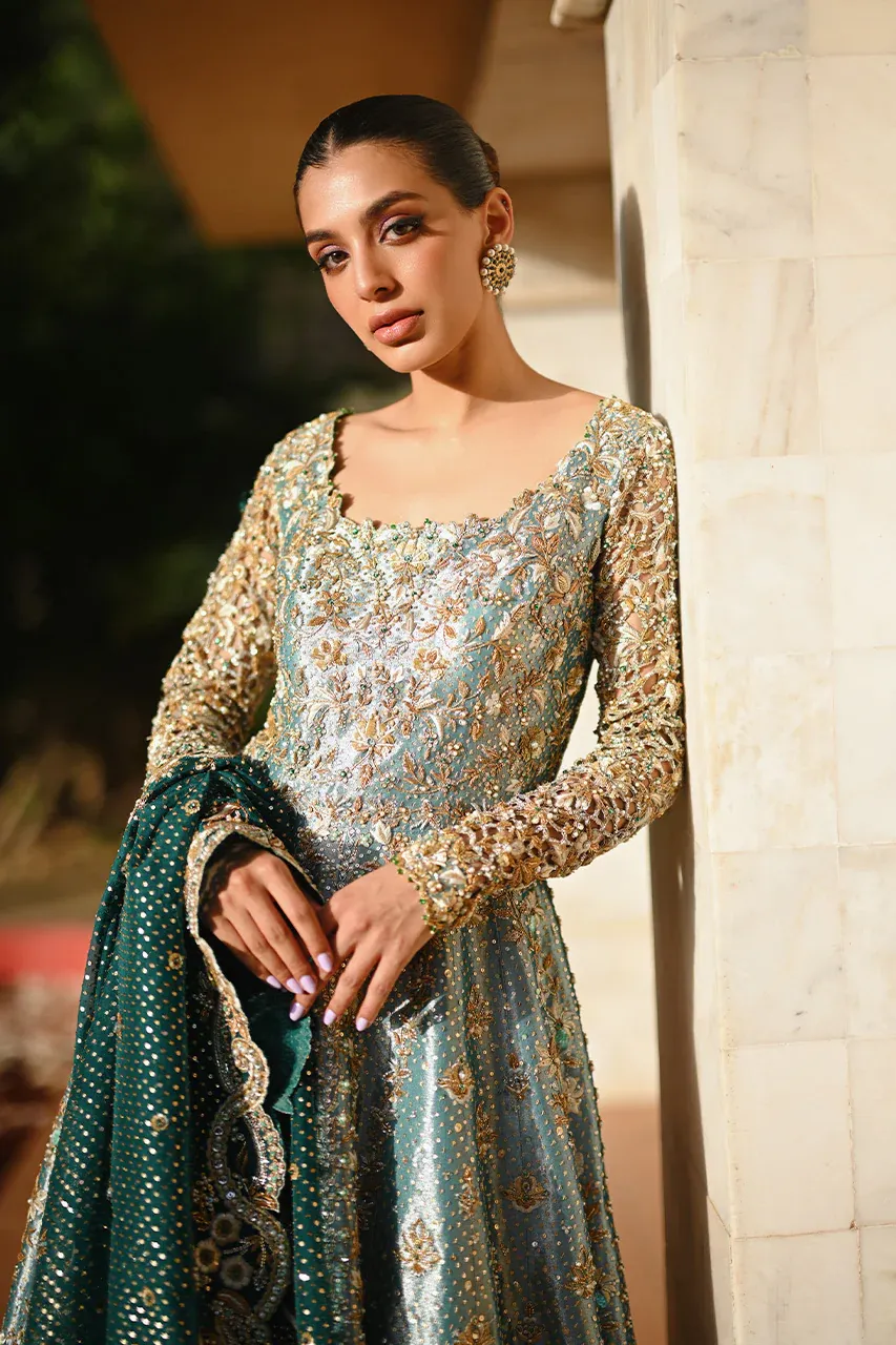 mint-green-lehenga-tissue-bodice-zardozi-gold-silver-embroidery-close-up-hammad-bespoke-official.webp mint green lehenga tissue bodice Zardozi gold silver embroidery close-up Hammad Bespoke Official