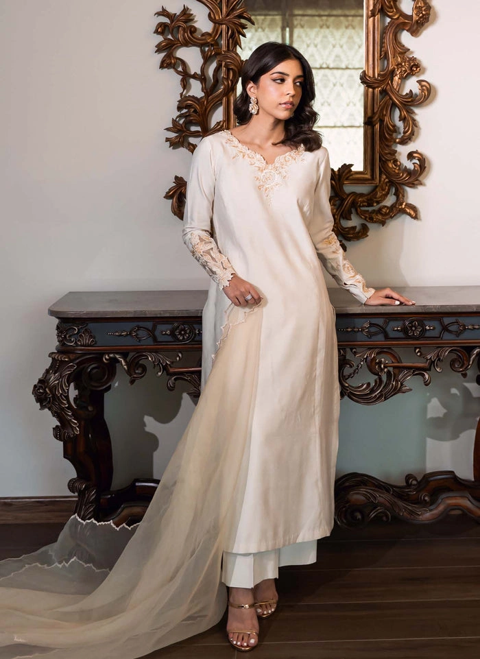 organza-dupatta-suit-butter-yellow-scalloped-dupatta-embroidered-suit-for-wedding-hammad-bespoke-official.webp organza dupatta suit butter yellow scalloped dupatta embroidered suit for wedding Hammad Bespoke Official