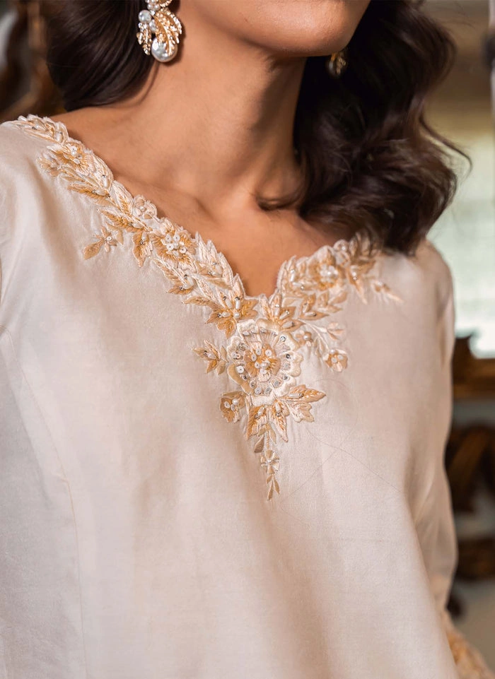 organza-dupatta-suit-hand-embroidered-neckline-gold-resham-sequins-master-artisan-hammad-bespoke-official.webp organza dupatta suit hand-embroidered neckline gold resham sequins Master Artisan Hammad Bespoke Official