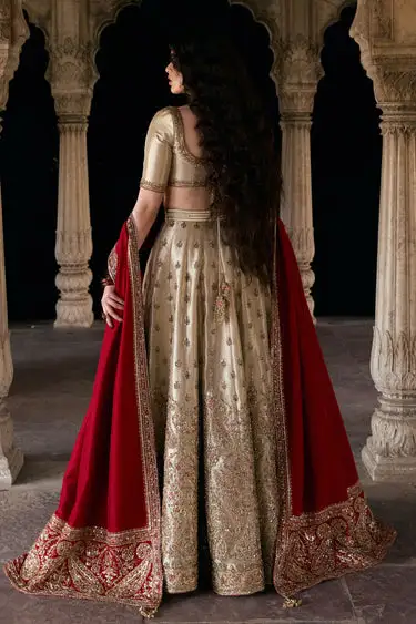 gold-tissue-lehenga-back-view-farshi-skirt-resham-bajra-moti-bridal-hammad-bespoke-official.webp gold tissue lehenga back view farshi skirt Resham Bajra Moti bridal Hammad Bespoke Official