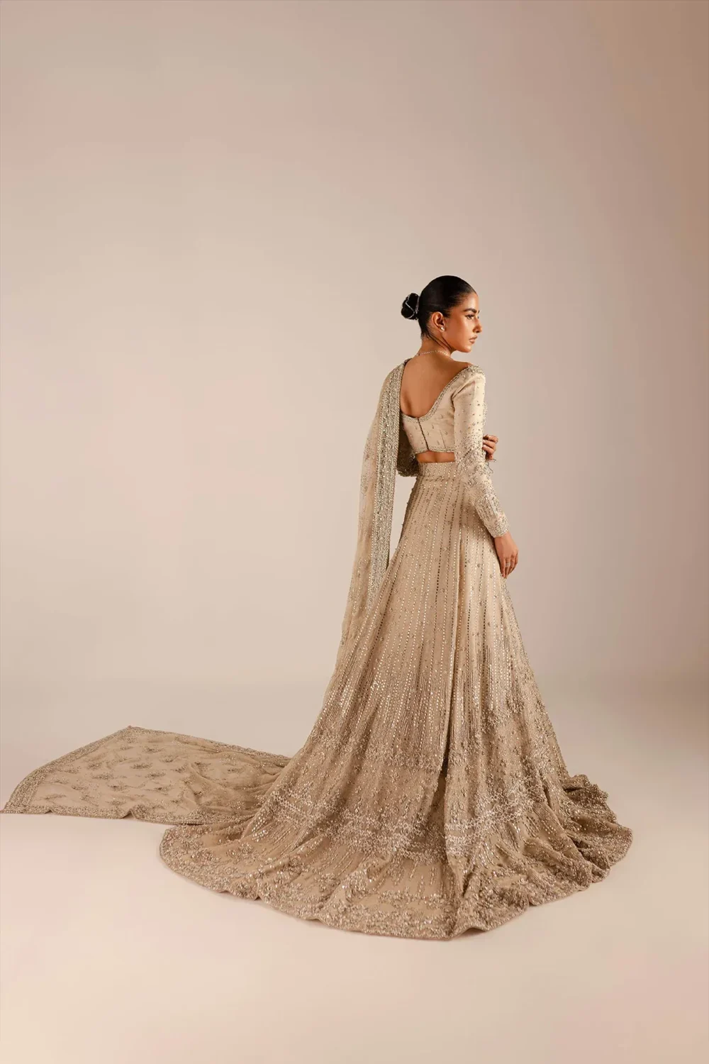 champagne-silver-kundan-net-bridal-lehenga-choli-open-back-cathedral-train-hammad-bespoke-official.webp lehenga choli wedding open back cathedral train Hammad Bespoke Official
