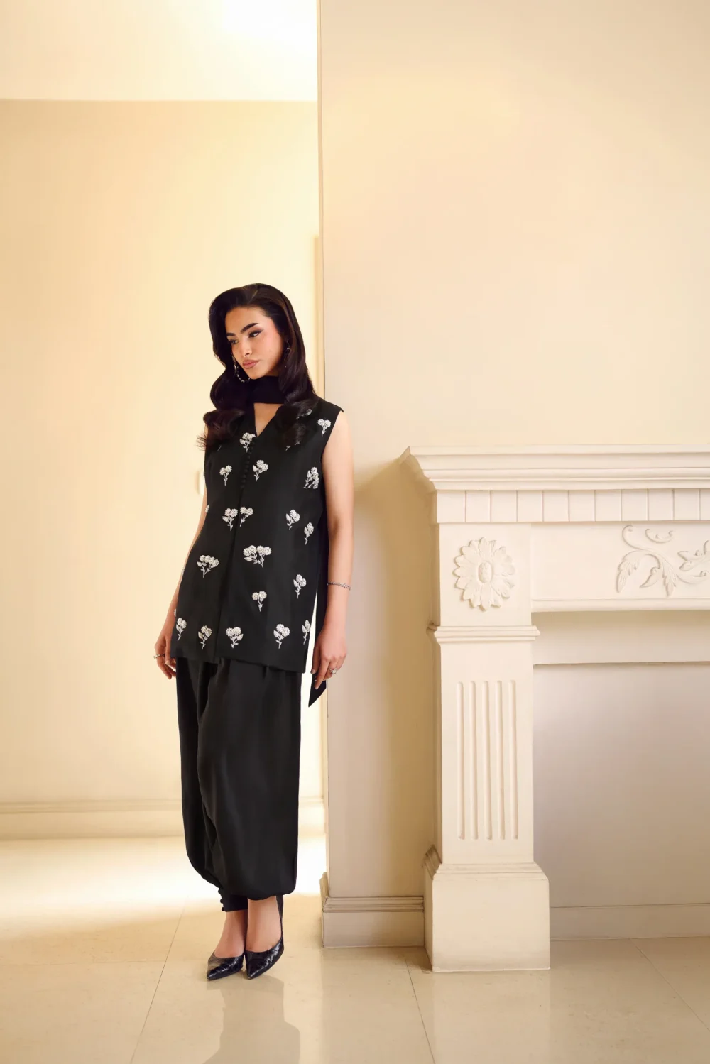black-salwar-suit-sleeveless-kurta-v-neckline-loop-buttons-resham-scatter-master-artisan-hammad-bespoke-official.webp black salwar suit sleeveless kurta V-neckline loop buttons resham scatter Master Artisan Hammad Bespoke Official