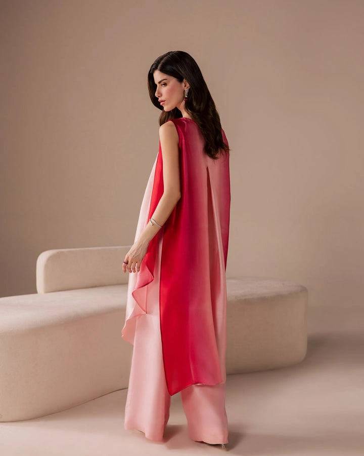ombre-kurta-back-view-red-to-blush-silk-drape-panel-center-slit-palazzo-hammad-bespoke-official.webp ombre kurta back view red to blush silk drape panel center slit palazzo Hammad Bespoke Official