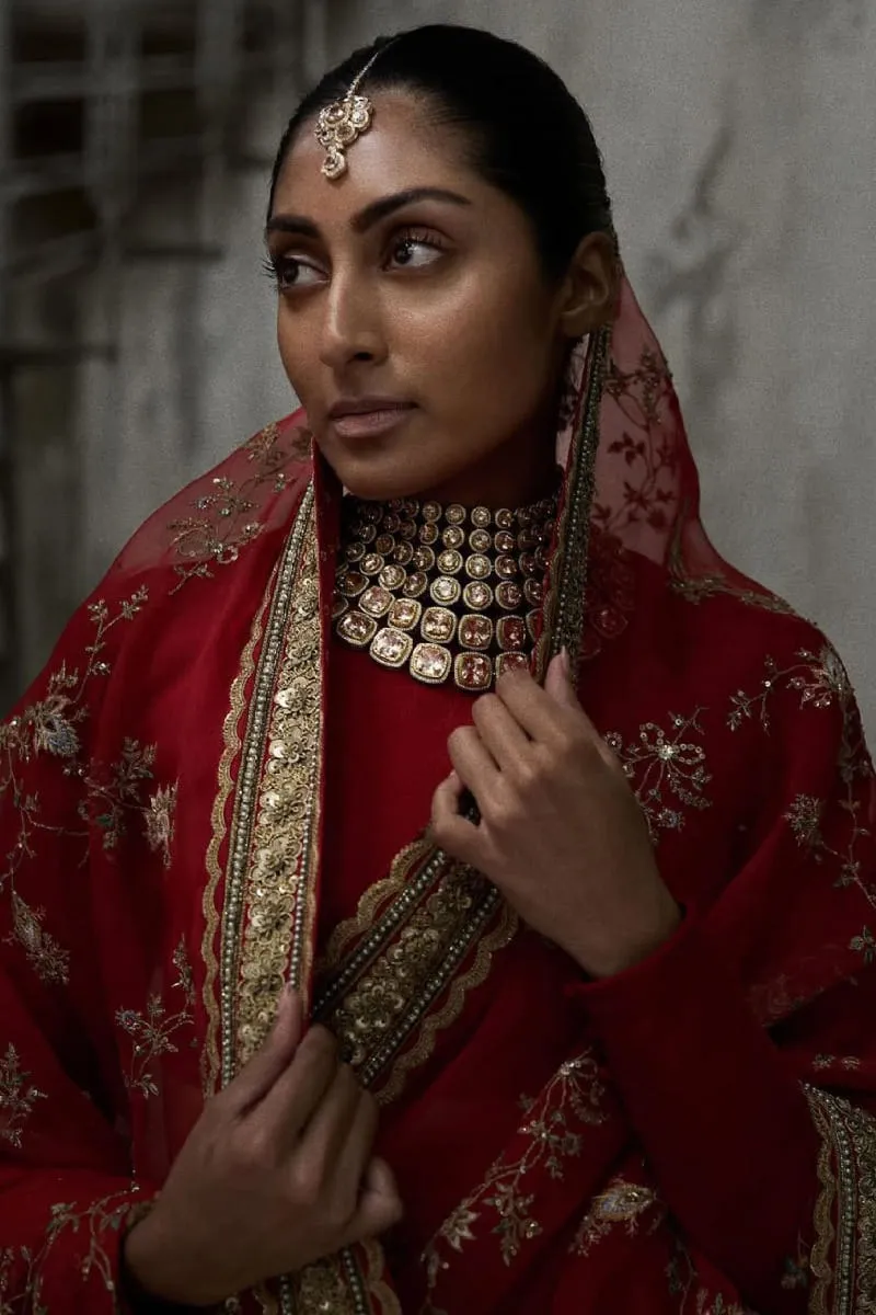 red-chiffon-saree-bridal-gold-zardozi-blouse-dupatta-pakistan-hand-embroidered-hammad-bespoke-official.webp red chiffon saree bridal gold zardozi blouse dupatta Pakistan hand-embroidered Hammad Bespoke Official